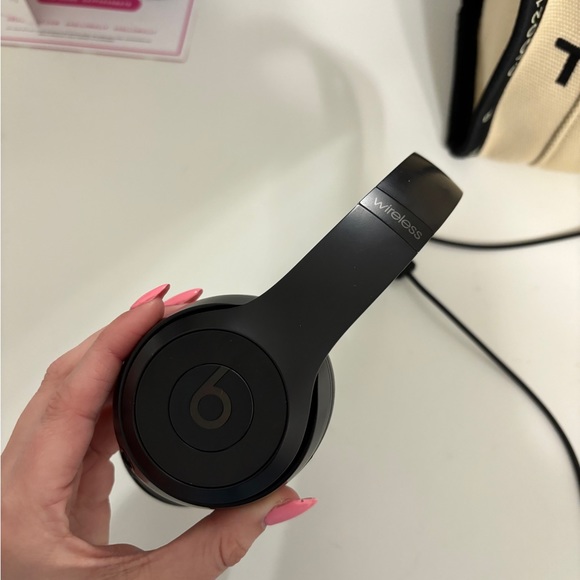 Beats Solo 3 - Picture 2 of 3